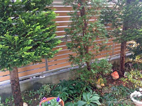 のフェンス・柵 ルシアスフェンスF04型 横板 木目カラー 2段支柱 ブロック建て用（パネル2段） 施工例