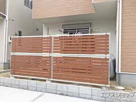 YKKAPのフェンス・柵・塀 ルシアスフェンスF04型 横板 木目カラー 2段支柱 自立建て用（パネル2段） 施工例