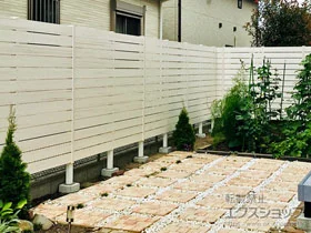FandFの マイティウッド ベーシック 横貼り13段 隙間10ｍｍ 施工例