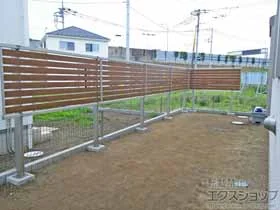 YKKAPのフェンス・柵・塀 ルシアスフェンスF04型 横半目隠し 2段支柱 施工例