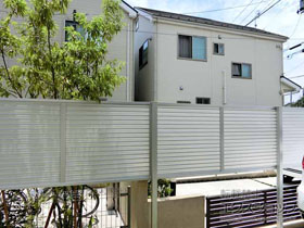 のフェンス・柵 カムフィX9S型 採光ルーバー フリー支柱タイプ 多段支柱施工（パネル1段） 施工例