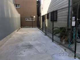 YKKAPのフェンス・柵・塀 イーネットフェンス2M型 間仕切り柱 施工例
