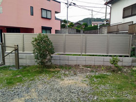 のフェンス・柵 ミエーネフェンス 目隠しルーバータイプ 自由柱 施工例