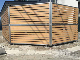 のフェンス・柵 ルシアスフェンスF04型 横板 木目カラー 2段支柱 自立建て用（パネル2段） 施工例