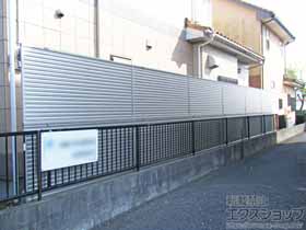 のフェンス・柵 ミエーネフェンス 目隠しルーバータイプ 2段支柱 自立建て用（パネル2段） 施工例