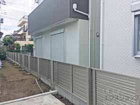 のフェンス・柵 ミエーネフェンス 目隠しルーバータイプ 2段支柱 自立建て用（パネル1段） 施工例