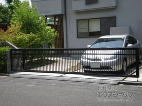 のカーゲート ルシアスアップゲートワイド 2型 たて格子 電動式 施工例
