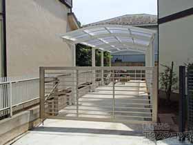 のカーゲート スウィングアップゲート1型 横格子 手動式 施工例