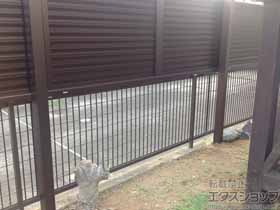 のフェンス・柵 ミエーネフェンス 目隠しルーバータイプ 2段支柱 施工例