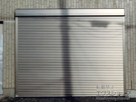 のガレージシャッター ガレージシャッタークワトロ 電動式 外部付タイプ 施工例