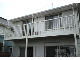 LIXIL リクシル(トステム)のバルコニー ビューステージHスタイル 縦太格子 連棟 柱建て式 施工例