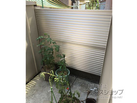 の ミエーネフェンス 目隠しルーバータイプ 2段支柱 自立建て用（パネル2段） 施工例