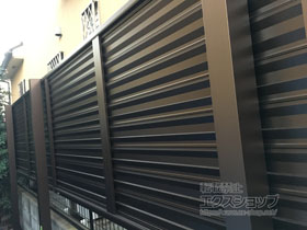 のフェンス・柵 ミエーネフェンス 目隠しルーバータイプ 2段支柱 自立建て用（パネル1段） 施工例