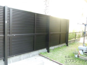 のフェンス・柵 ミエーネフェンス 目隠しルーバータイプ 2段支柱 自立建て用（パネル2段） 施工例