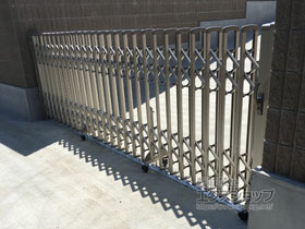 のカーゲート レイオス3型(ペットガード) センターガイドレール 片開き 47S　※外開き 施工例