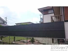 LIXIL リクシル(TOEX)のフェンス・柵・塀 プレスタフェンス 6型 たて目隠し アルミ多段柱使用（パネル2段） 施工例