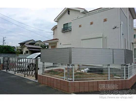 Value Selectのフェンス・柵・塀 ミエーネフェンス 目隠しルーバータイプ 2段支柱 自立建て用 施工例