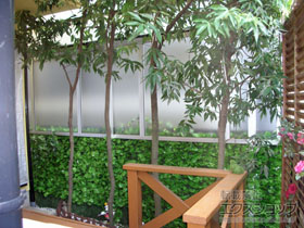 のフェンス・柵 カムフィX14N型 採光パネル フリー支柱タイプ 多段支柱施工（パネル1段） 施工例