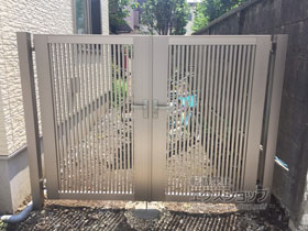 の門扉 ライシス門扉 2型 細たて桟 両開き 柱使用 施工例