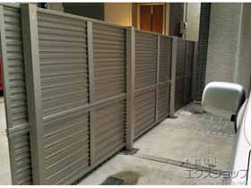 のフェンス・柵 ミエーネフェンス 目隠しルーバータイプ 2段支柱 自立建て用（パネル2段） 施工例