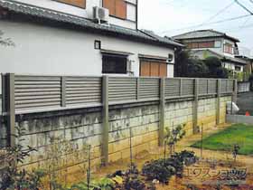 のフェンス・柵 ミエーネフェンス 目隠しルーバータイプ 2段支柱 自立建て用（パネル1段） 施工例
