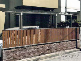 YKKAPのフェンス・柵・塀 ルシアスフェンスF03型 たて半目隠し 木調カラー 自由柱施工 施工例
