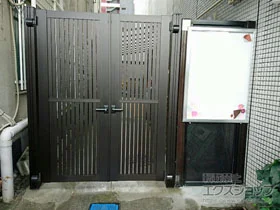YKKAPの門扉 シンプレオ門扉4型 縦太格子 両開き 高尺タイプ 門柱使用 施工例