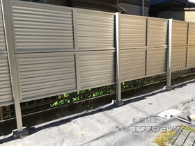 のフェンス・柵 ミエーネフェンス 目隠しルーバータイプ 2段支柱 自立建て用（パネル2段） 施工例