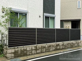 YKKAPのフェンス・柵・塀 ルシアスフェンスF02型 横目隠し 複合カラー 自由柱施工 施工例