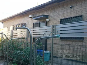 YKKAPのフェンス・柵・塀 シンプレオフェンスSY1型 横スリット 2段支柱 自立建て用（パネル1段） 施工例