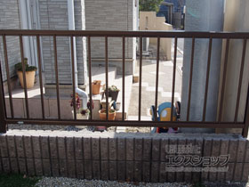 のフェンス・柵 シンプレオフェンスT2型 縦格子16本 間仕切柱施工 施工例