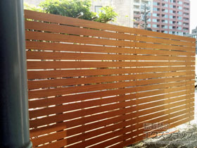 のフェンス・柵 ルシアスフェンスH02型 横板格子 自由柱　複合カラー 施工例