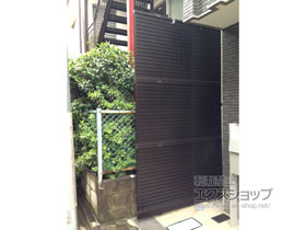 のフェンス・柵 カムフィX6型 横目隠し フリー支柱タイプ 多段支柱施工（パネル3段） 施工例