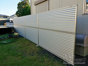 のフェンス・柵 ミエーネフェンス 目隠しルーバータイプ 2段支柱 自立建て用（パネル2段） 施工例