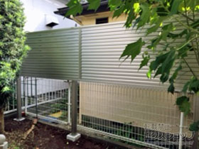 のフェンス・柵 ミエーネフェンス 目隠しルーバータイプ 2段支柱 自立建て用（パネル1段） 施工例
