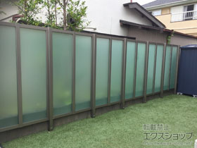 のフェンス・柵 LALAスクリーン8型 ロング採光タイプ 間仕切り支柱（形材タイプ） 施工例