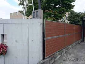 YKKAPのフェンス・柵・塀 ルシアスフェンスF02型 横目隠し  木調カラー 2段支柱施工 施工例