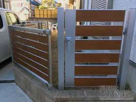 YKKAPのフェンス・柵・塀 ルシアスフェンスF04型 横板 複合カラー 自由柱施工 施工例