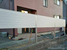 のフェンス・柵 ミエーネフェンス 目隠しルーバータイプ 2段支柱 自立建て用（パネル1段） 施工例