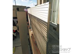 Value Selectの ミエーネフェンス 目隠しルーバータイプ 2段支柱 自立建て用（パネル2段） 施工例
