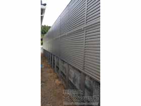 のフェンス・柵 ミエーネフェンス 目隠しルーバータイプ 3段支柱 自立建て用 施工例