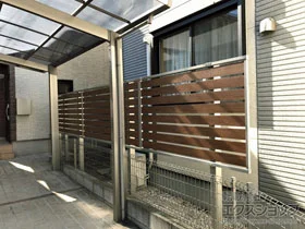 YKKAPのフェンス・柵・塀 ルシアスフェンスF04型 横板 木目カラー 2段支柱 自立建て用（パネル1段） 施工例