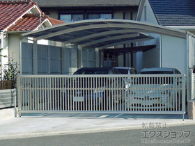 のカーゲート ルシアスアップゲートワイド 4型 たて太格子 電動 施工例
