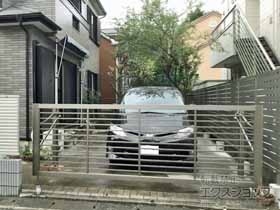 のカーゲート スウィングアップゲート1型 横格子 手動式 施工例