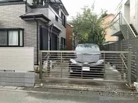 LIXIL(リクシル)のフェンス・柵・塀 セレビューフェンスR3型 太横パネル 自在柱式2段柱施工 施工例