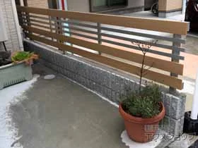 YKKAPのフェンス・柵・塀 ルシアスフェンスH04型 横板格子+細横格子 複合カラー 自由柱施工 施工例