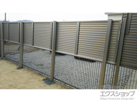のフェンス・柵 ミエーネフェンス 目隠しルーバータイプ 2段支柱 自立建て用（パネル1段） 施工例