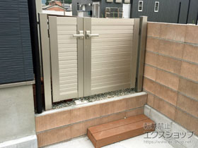 の門扉 シンプレオ門扉5型 横目隠し 両開き親子 門柱使用 施工例