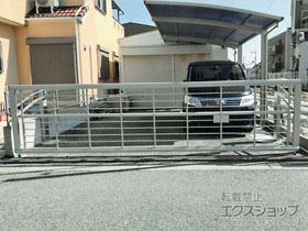 のカーゲート ルシアスアップゲートワイド 1型 横格子 手動 施工例