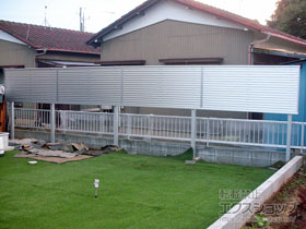 のフェンス・柵 ミエーネフェンス 目隠しルーバータイプ 2段支柱 自立建て用（パネル1段） 施工例